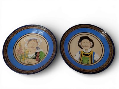 deux assiettes sur lesquelles figurent des portraits de personnes, sur un fond blanc