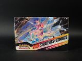 un gros plan sur une boîte de cartes à collectionner Pokémon posée sur une table