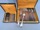 beaucoup d'argenterie dans un coffret sur la table