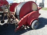 un tracteur rouge équipé d'une grande bobine
