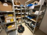 une pièce avec beaucoup de boîtes et de cartons sur les étagères