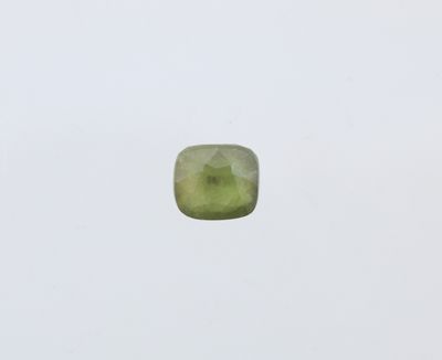 une pierre carrée verte avec un centre vert sur fond blanc
