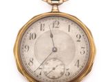 gros plan d'une montre de poche sur une surface blanche
