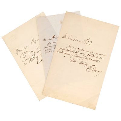 trois vieilles lettres sont empilées les unes sur les autres sur une surface blanche
