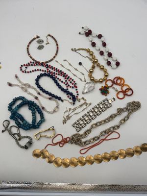 plusieurs types de colliers et de bracelets différents disposés sur une table