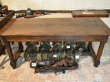 une table en bois sur laquelle sont posées des chaussures