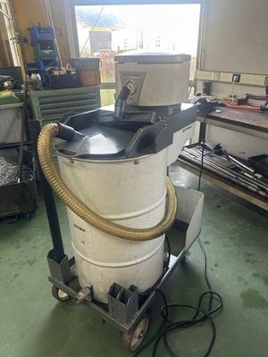 une machine posée sur un chariot dans un garage