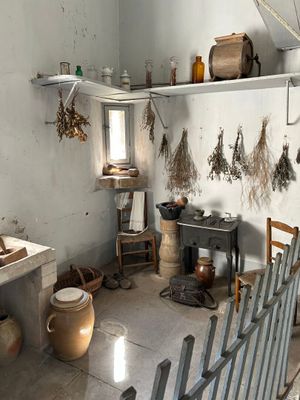 une pièce équipée d'un poêle, d'un évier et de plusieurs casseroles