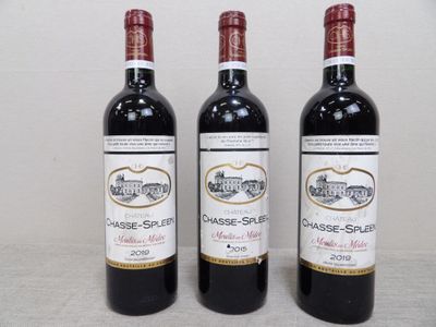 trois bouteilles de vin posées sur une table l'une à côté de l'autre