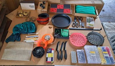 une table sur laquelle sont disposés de nombreux objets et qui est prête à être utilisée