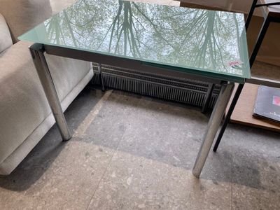 1 Table rectangulaire dépliable en verre.