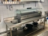 une cuisine équipée d'une cuisinière, d'un évier et d'un plan de travail