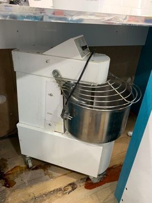 une photo d'une cuisine avec un mixeur posé sur le plan de travail