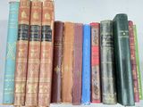 de nombreux livres alignés sur une étagère