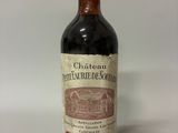 une bouteille de vin posée sur une table
