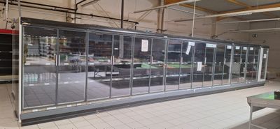une photo d'une grande vitrine dans un magasin