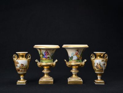 trois vases dorés posés les uns à côté des autres sur une table noire
