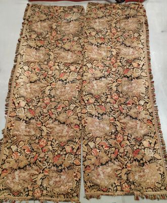 un grand tapis persan ancien, orné d'un motif floral et de franges