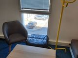 deux chaises et une table dans une pièce dotée d'une fenêtre