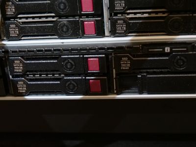 de nombreux disques durs empilés les uns sur les autres