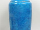 un vase bleu posé sur une table