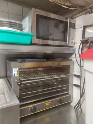 un four qui se trouve dans une cuisine