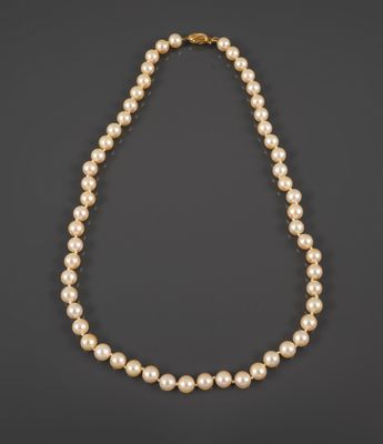 a cultured pearl necklace with a gold clasp