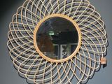 un miroir rond accroché au mur d'une pièce