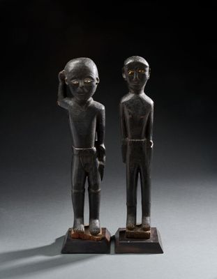 paire de personnages en bois sculpté représentant un homme et une femme