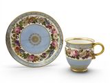 gros plan d'une tasse et d'une soucoupe sur une surface blanche