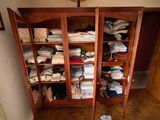 une chambre avec un lit et une armoire pleine de vêtements