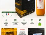 une photo d'une bouteille de jus d'orange à côté d'une caisse