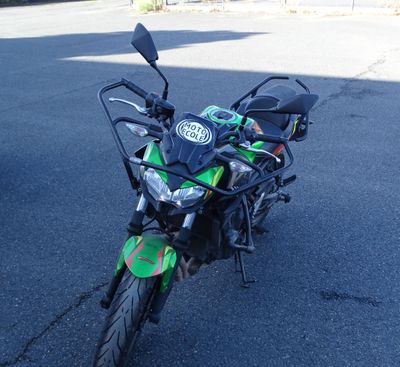 une moto garée sur le parking