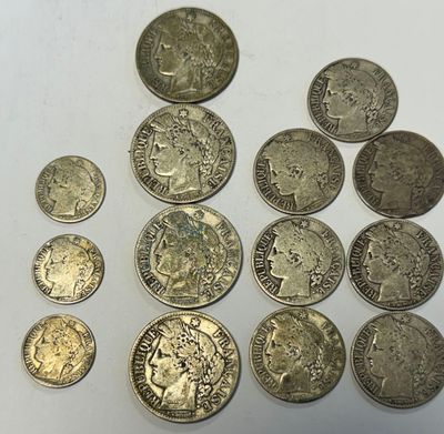 un lot de pièces de monnaie posées sur une table