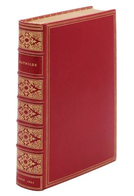 un livre rouge avec des bordures dorées et une couverture aux bordures dorées