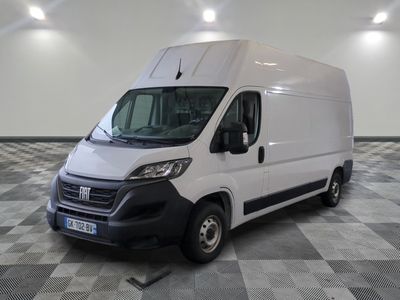 la photo d'une camionnette blanche garée dans une pièce