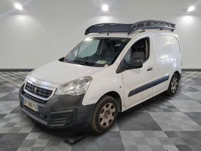 une photo d'une camionnette blanche équipée d'une galerie de toit