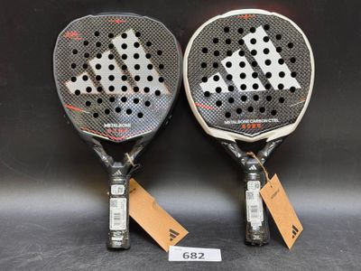 deux raquettes de tennis, encore étiquetées, posées sur une table