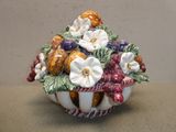 un vase contenant un bouquet de fruits