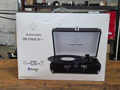 une boîte contenant un tourne-disque, posée sur une table