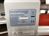 une image montrant un gros plan d'une machine sur laquelle est apposée une étiquette