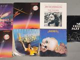 beaucoup de livres de musique posés sur la table