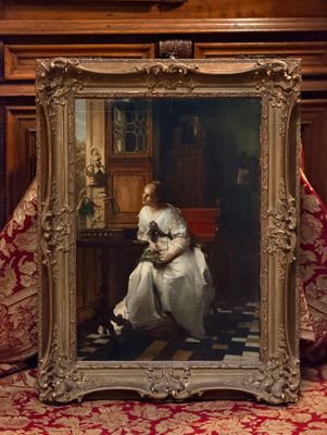 une photo d'une femme assise sur une chaise devant un miroir