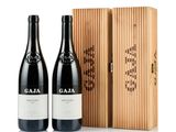 deux bouteilles de vin posées devant une caisse en bois sur une surface blanche