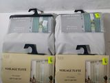Trois paires de chaussettes blanches sont exposées dans un magasin.