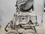 une petite machine posée sur le sol