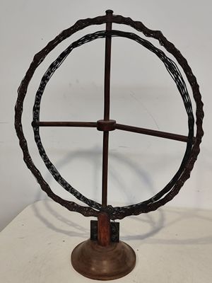 un objet métallique posé sur une table