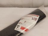 un rouleau de plastique noir posé sur un lit