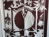 une écharpe marron et blanche accrochée au mur