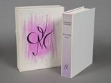 une image représentant un livre blanc avec une couverture rose et un logo en noir et blanc